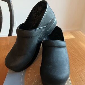 Dansko like new black clogs